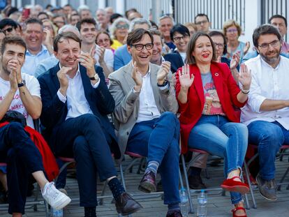 El primer secretario del PSC, Salvador Illa, en el centro, entre Javi López y Leire Pajín, durante un acto de campaña de las elecciones europeas.