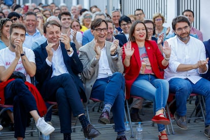 El primer secretario del PSC, Salvador Illa, en el centro, entre Javi López y Leire Pajín, durante un acto de campaña de las elecciones europeas.