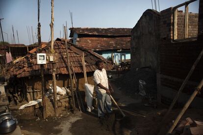 Un hombre trabaja en la construcción de una casa en Bodhali.