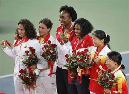 Las dos tenistas españolas, a la izquierda, logran la plata en la categoría de dobles al caer ante las hermanas Williams