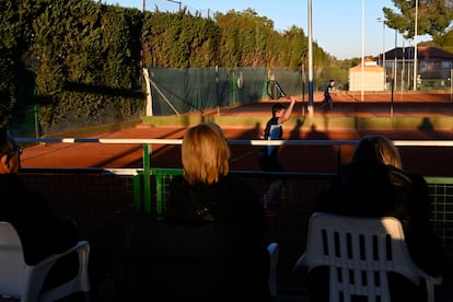 Niños se entrenan en la Real Sociedad Club de Campo de Murcia.