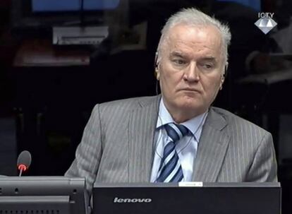 El Tribunal Penal Internacional para la antigua Yugoslavia (TPIY) ha dedicado 24 años a procesar a los principales responsables de las atrocidades allí cometidas. Mladic era el último general en ser juzgado por el Tribunal, que cerrará sus puertas el próximo 31 de diciembre. Una versión reducida de este seguirá en marcha para atender las apelaciones. En la imagen, captura de vídeo del 28 de enero de 2014 que muestra al exmilitar serbiobosnio durante un momento del juicio, en La Haya (Holanda).