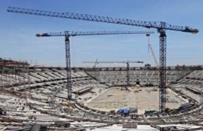 Vista de las obras de construcción del estadio Maracana en Río de Janeiro (Brasil). EFE/Archivo