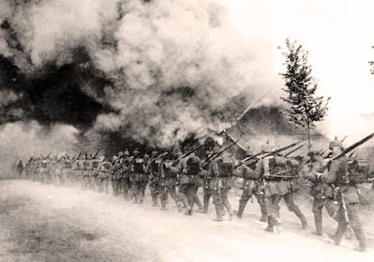 Infantería alemana se dirige hacia la primera línea durante la batalla que se convirtió en un símbolo del sinsentido de la guerra.