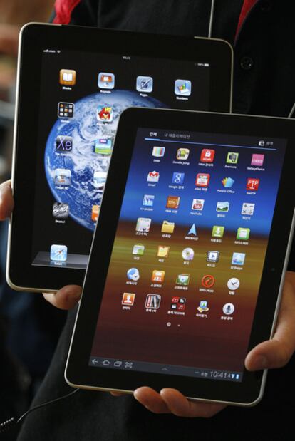 La Galaxy 10.1, en primer plano, y la iPad, detrás.