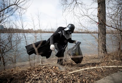 Un voluntario vestido como el personaje de Star Wars Darth Vader recoge la basura en Irkutsk (Rusia) durante un acto de limpieza de calles que marca el 60 aniversario del primer vuelo espacial tripulado.