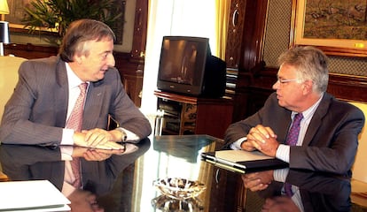 El presidente de Argentina, Néstor Kirchner, recibe el 10 de octubre de 2003, recibe al ex presidente del Gobierno español Felipe González, en la Casa Rosada.