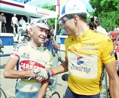 Marco Pantani estrecha la mano del 'maillot' amarillo, Miguel Induráin, al fin de la 11ª etapa del Tour de 1995.
