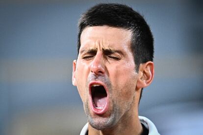 Djokovic grita durante el partido contra Carreño en París.
