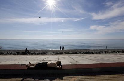 Un hombre toma el sol cerca del Parque Olímpico durante los Juegos de Invierno de 2014 en Sochi (Rusia). 
