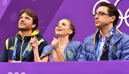 Isadora Williams comemora a vaga na final ao lado dos técnicos Igor Lukanin e Kristin Fraser.