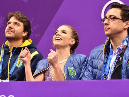 Isadora Williams comemora a vaga na final ao lado dos técnicos Igor Lukanin e Kristin Fraser.