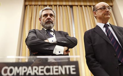 Daniel de Alfonso (izquierda) y el diputado del PNV Mikel Legarda, en el Congreso el 5 de abril de 2017.