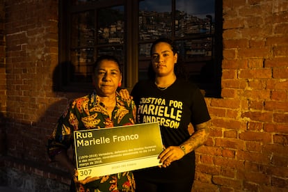 Marinete Silva y Luyara Franco, madre e hija de Marielle Franco, posan en la sede del Instituto que lleva el nombre de la concejala asesinada, el día 24, tras la entrevista.