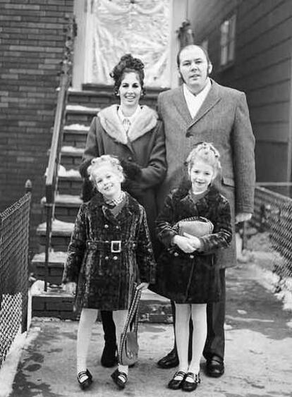 Richard Kuklinski; su esposa, Barbara, y sus dos hijas, en la Navidad de 1969 ante su casa de Nueva York.