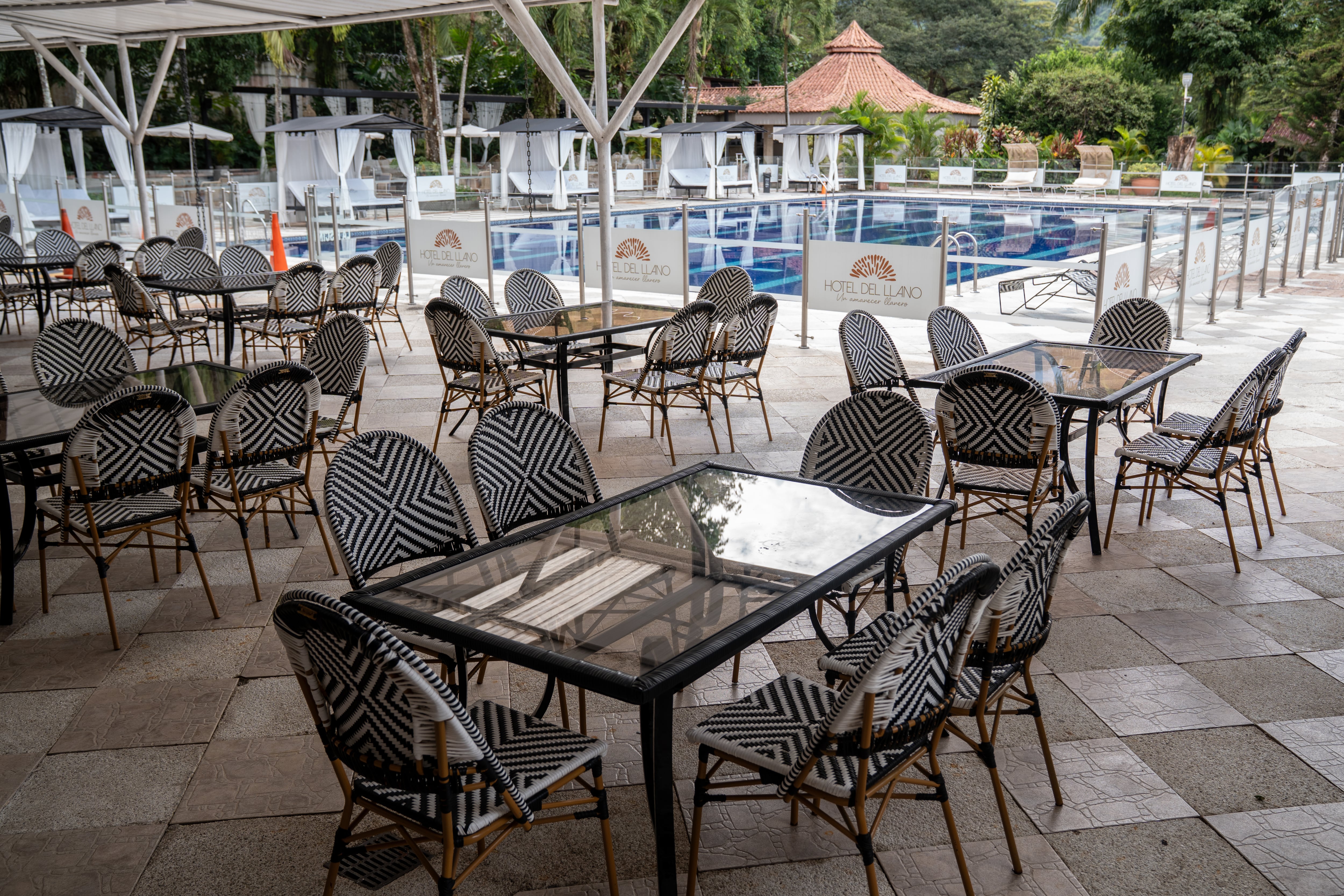 Áreas comunes desocupadas en el Hotel del Llano.