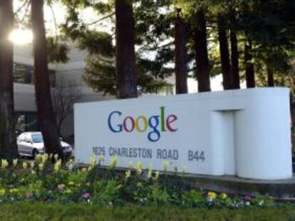 Fotografía de archivo tomada el 11 de enero de 2013 que muestra el logotipo de Google en las oficinas de la compañía en Mountain View (Estados Unidos).