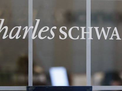 Una sucursal de la firma financiera Charles Schwab en California
