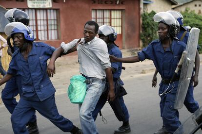 Agentes de la policía detienen a un hombre sospechoso de arrojar piedras durante una manifestación en Burundi.