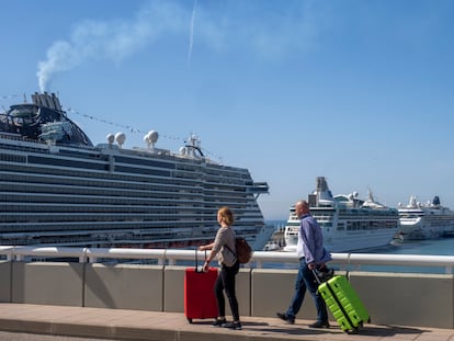 Dos personas se dirigen a la terminal de cruceros del puerto de Barcelona, en una fotografía de archivo.