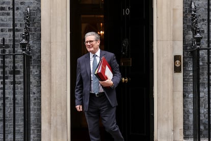 El primer ministro británico, Keir Starmer, saliendo del 10 de Downing Street, el 30 de octubre en Londres.