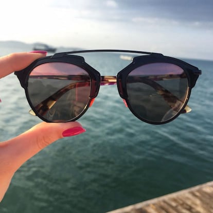 Dior 'So real'. Las gafas de sol más deseadas llevan puente, tienen las lentes separadas y las firma Dior. A pesar de que rondan los 500 euros, han invadido la red.