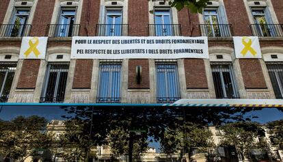 Pancarta en la fachada de la sede del Consejo Departamental de los Pirineos Orientales.