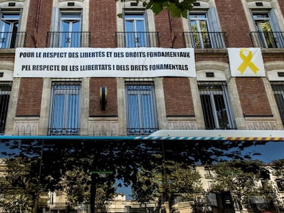 Pancarta en la fachada de la sede del Consejo Departamental de los Pirineos Orientales.