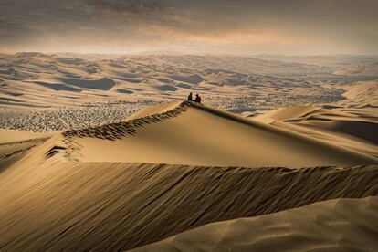 Atardecer desde una duna del Rub al Khali, uno de los desiertos de arena más grandes del mundo.