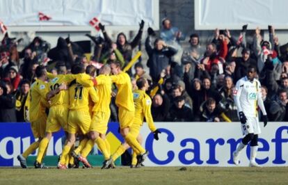 Los jugadores del Chambéry celebran un gol en el partido de hoy, frente al Sochaux.