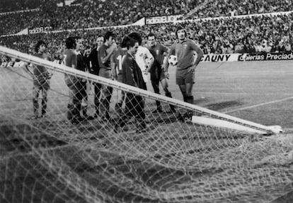 Los jugadores del Zaragoza y del Santos observan la porter&iacute;a derribada por Ovejero.