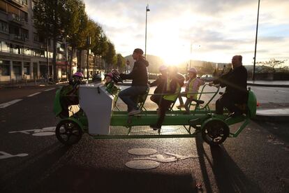 Um 'S'Cool Bus' transporta várias crianças em Rouen (França), em 6 de novembro de 2015.