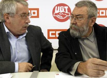 Ignacio Fernández Toxo (izquierda) conversa con Cándido Méndez, durante la conferencia de prensa ayer en Madrid.