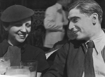 La pareja sentimental y profesional formada por Gerda Taro y Endre Friedmann. Firmaron célebres fotografías de guerra con el seudónimo de Robert Capa. En el imaginario colectivo Capa es un hombre. Pero no.