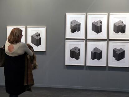 El espacio de la galer&iacute;a Altxerri, ayer en Arco, con los dibujos denunciados por Asins al fondo.