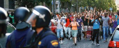 Miembros del 15-M se enfrentan a la policía en Lavapiés (Madrid).