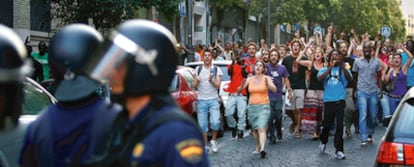 Miembros del 15-M se enfrentan a la policía en Lavapiés (Madrid).