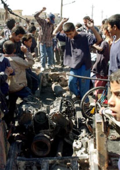 Un grupo de ni?os celebra la destruccin de un vehculo estadounidense en el vecindario de Sadr City, el barrio chi ms importante de Bagdad. Un soldado estadounidense muri en los combates con milicianos radicales chies.