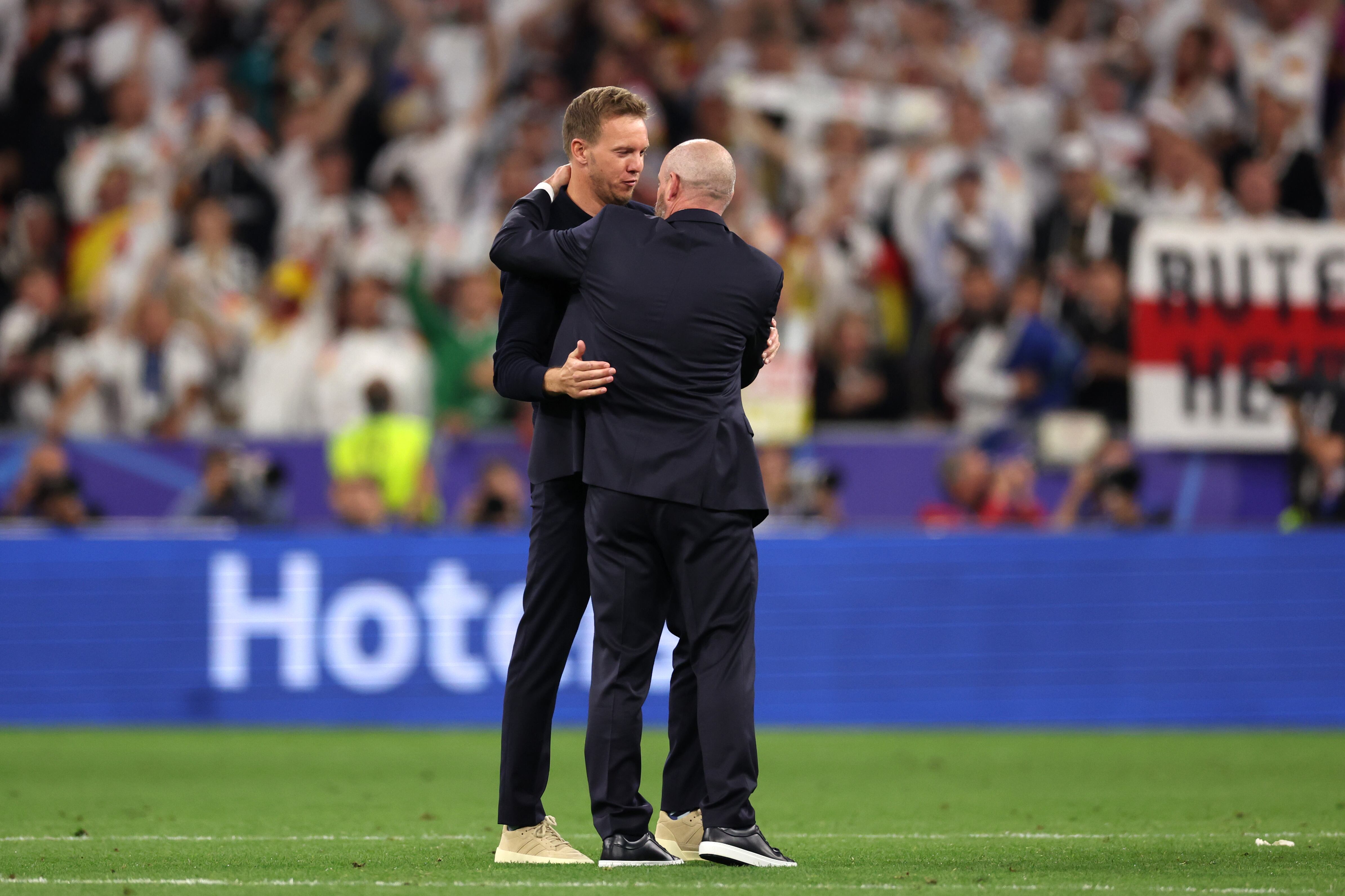 Nagelsmann, entrenador de Alemania y  Clarke, entrenador de Escocia se saludan antes del encuentro.