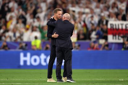 Nagelsmann, entrenador de Alemania y Clarke, entrenador de Escocia se saludan antes del encuentro.