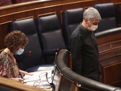 El diputado de EH Bildu Oskar Matute pasa al lado de María Jesús Montero en la segunda jornada del debate de los Presupuestos Generales para 2021.