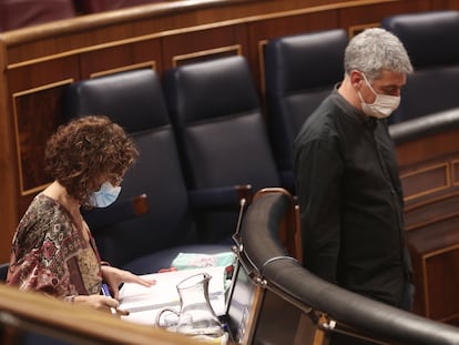 El portavoz de Bildu, Óscar Matute, pasa por delante del escaño de la ministra de Hacienda, María Jesús Montero, en el Congreso.