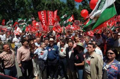 De izquierda a derecha, Pedro Pacheco, Diego Valderas, Concha Caballero, Juan Ortega, Gaspar Llamazares, José Caballos, Luis Pizarro, José Blanco, María del Mar Moreno, Luis Navarrete y Ana Arnáiz, ayer, en la manifestación.