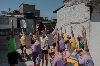 Mujeres en la hacen yoga en el Complexo da Maré.