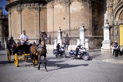 El entorno de la Catedral de Sevilla está continuamente vigilado por la policía. Por motivos de seguridad, el Ayuntamiento ha retirado de la zona los coches de caballo.