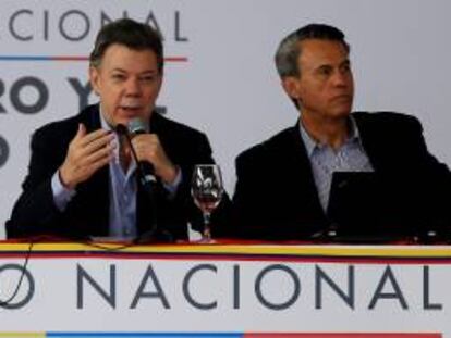 El presidente de Colombia, Juan Manuel Santos (i), junto al ministro de Agricultura, Rubén Darío Lizarralde (d). EFE/Archivo