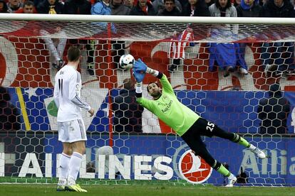 Diego López observa como entra el balón en lo que supondrá el 2 a 1