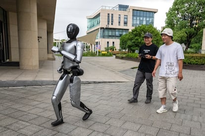 Trabajadores de MagicLab ponen a prueba un robot humanoide.