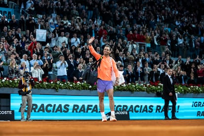 Rafa Nadal abandona la pista de tierra batida del Open Mutua Madrid tras su derrota ante Jiri Lehecka de la República Checa.