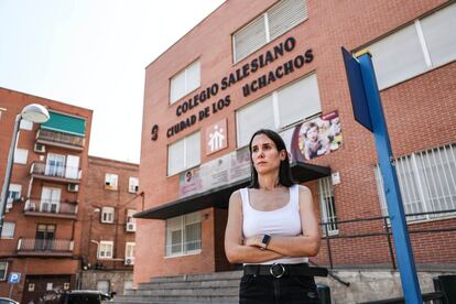 Silvia Martínez, delante del colegio Ciudad de los Muchachos de Vallecas, Madrid, donde acusa de abusos en su infancia a un salesiano en los años noventa.